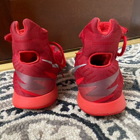 Basketball shoes - Picture 3 of 8